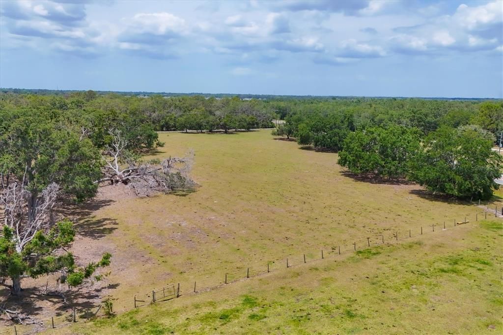 На продажу: $975,000 (6.75 acres)