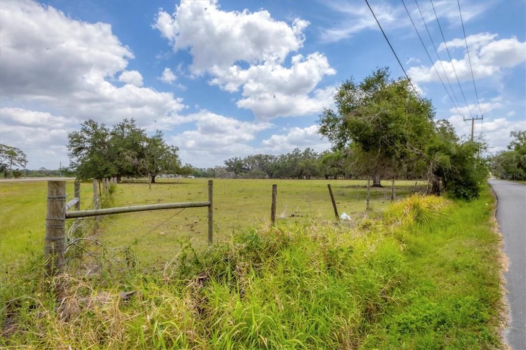 На продажу: $975,000 (6.75 acres)