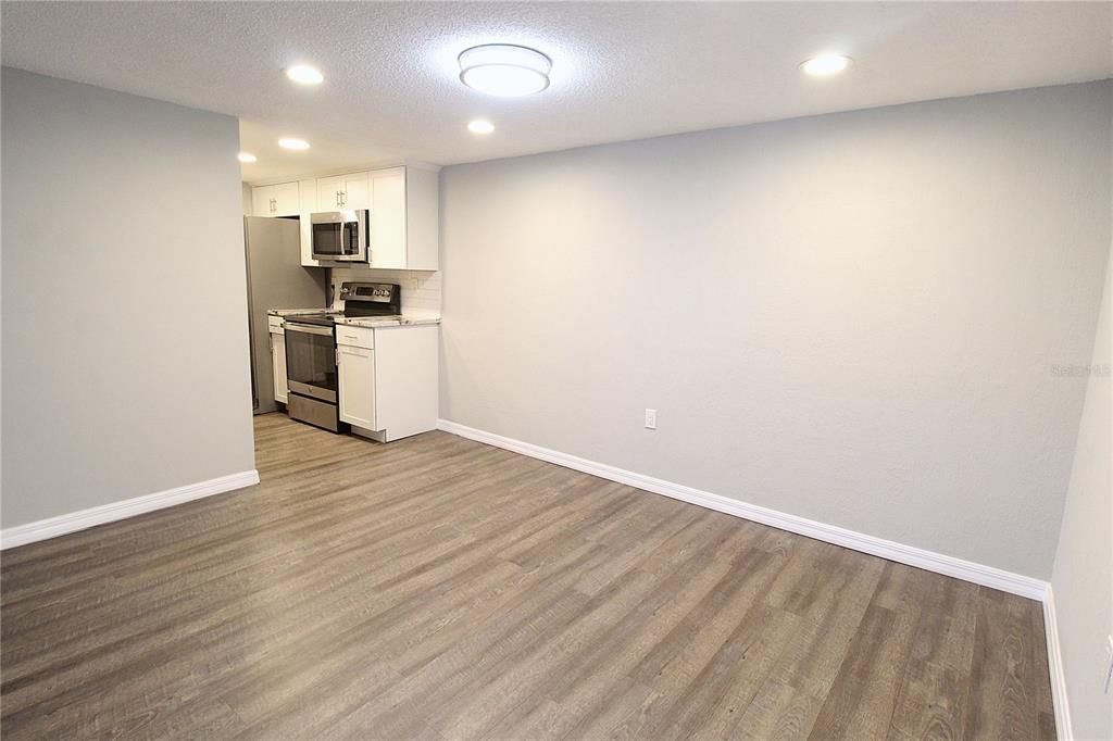 Active With Contract: $1,495 (2 beds, 2 baths, 1178 Square Feet)