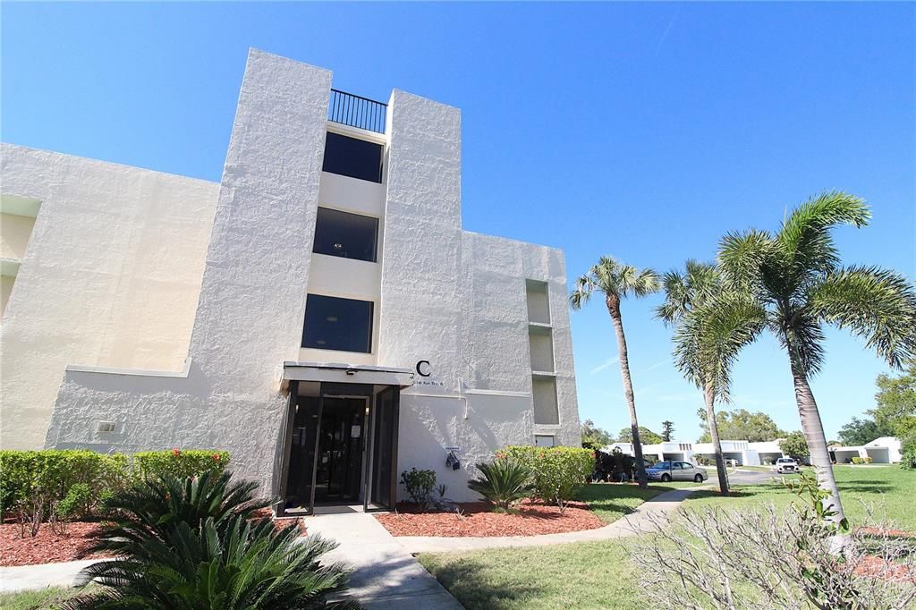 Active With Contract: $1,495 (2 beds, 2 baths, 1178 Square Feet)
