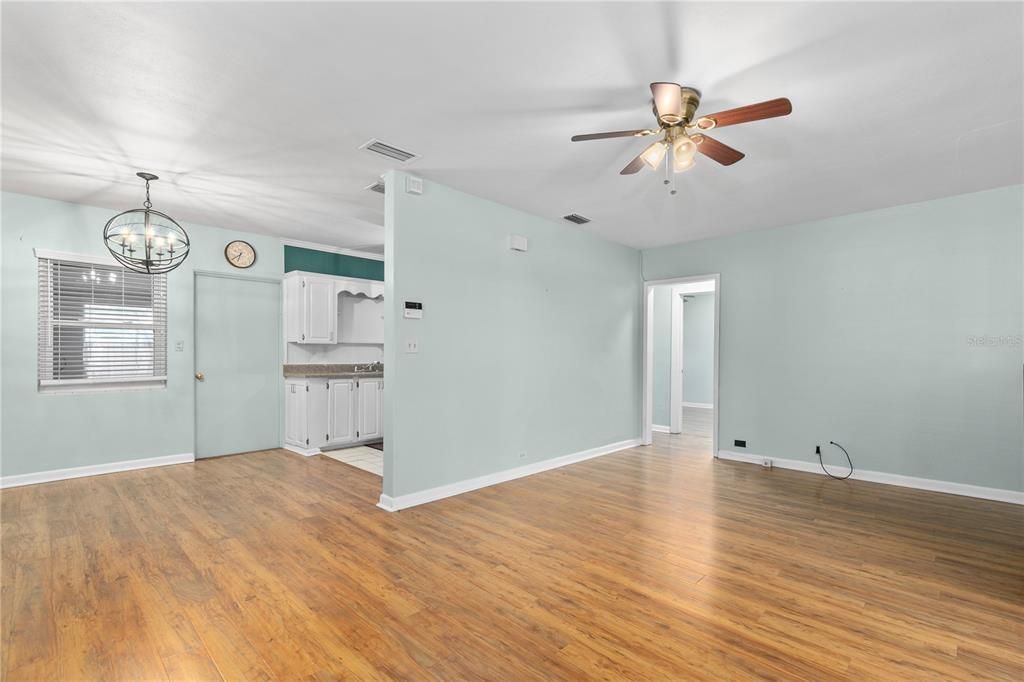 Active With Contract: $289,000 (3 beds, 2 baths, 1368 Square Feet)