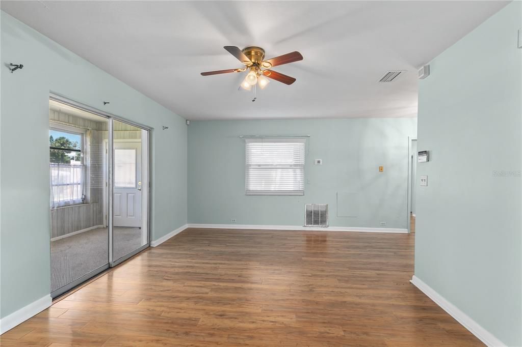 Active With Contract: $289,000 (3 beds, 2 baths, 1368 Square Feet)