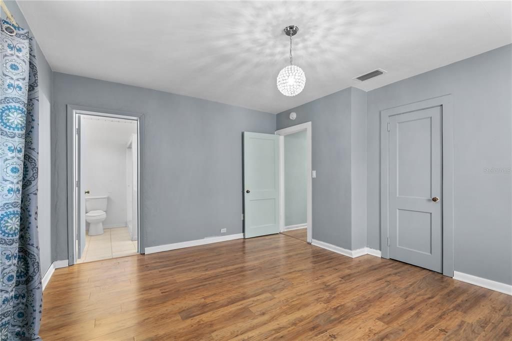 Active With Contract: $289,000 (3 beds, 2 baths, 1368 Square Feet)