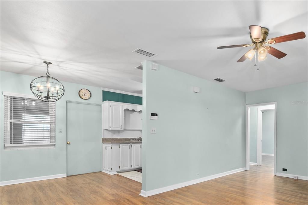 Active With Contract: $289,000 (3 beds, 2 baths, 1368 Square Feet)