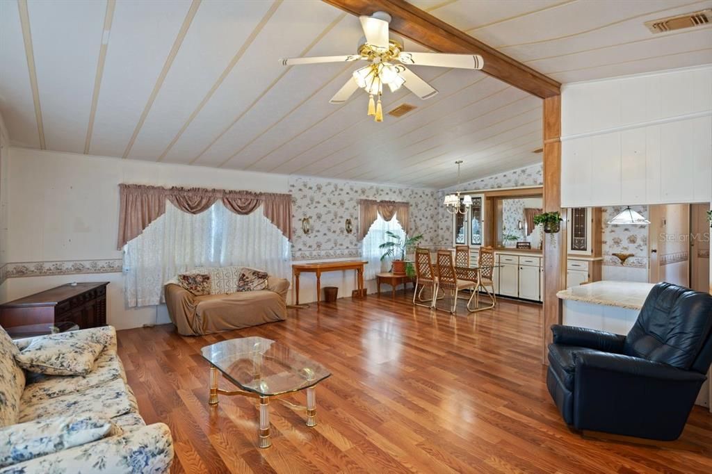 待售: $143,000 (2 贝兹, 2 浴室, 1300 平方英尺)