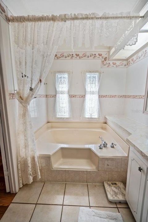 待售: $143,000 (2 贝兹, 2 浴室, 1300 平方英尺)