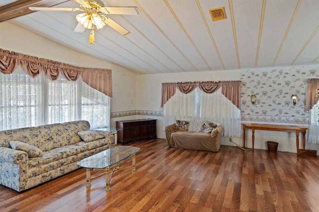 待售: $143,000 (2 贝兹, 2 浴室, 1300 平方英尺)