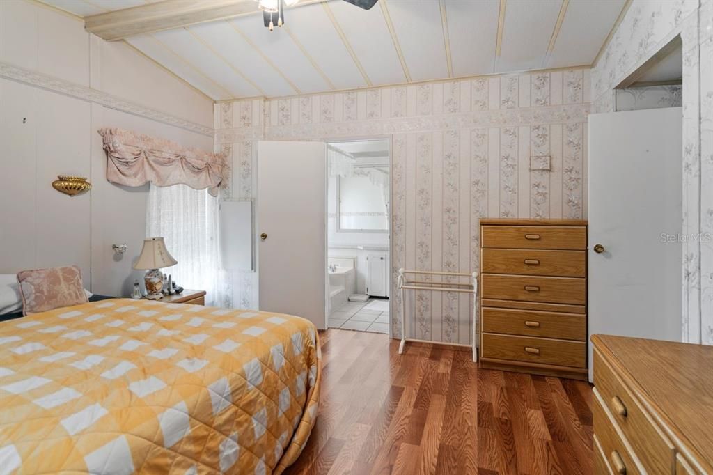 待售: $143,000 (2 贝兹, 2 浴室, 1300 平方英尺)