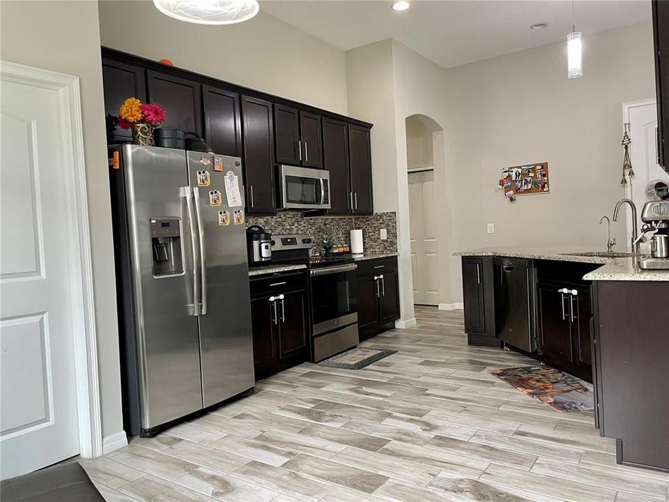 For Rent: $2,200 (4 beds, 2 baths, 1891 Square Feet)