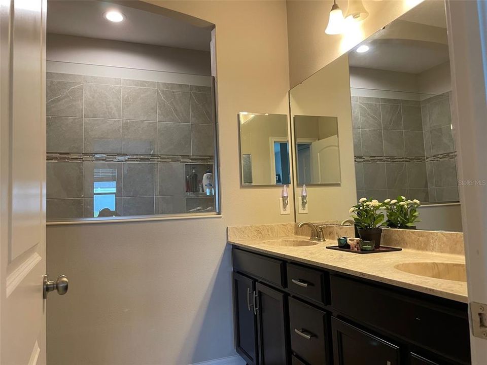 For Rent: $2,200 (4 beds, 2 baths, 1891 Square Feet)