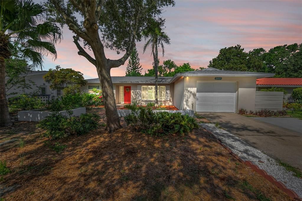 Active With Contract: $335,000 (2 beds, 2 baths, 1347 Square Feet)