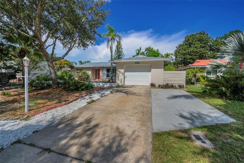 Active With Contract: $335,000 (2 beds, 2 baths, 1347 Square Feet)