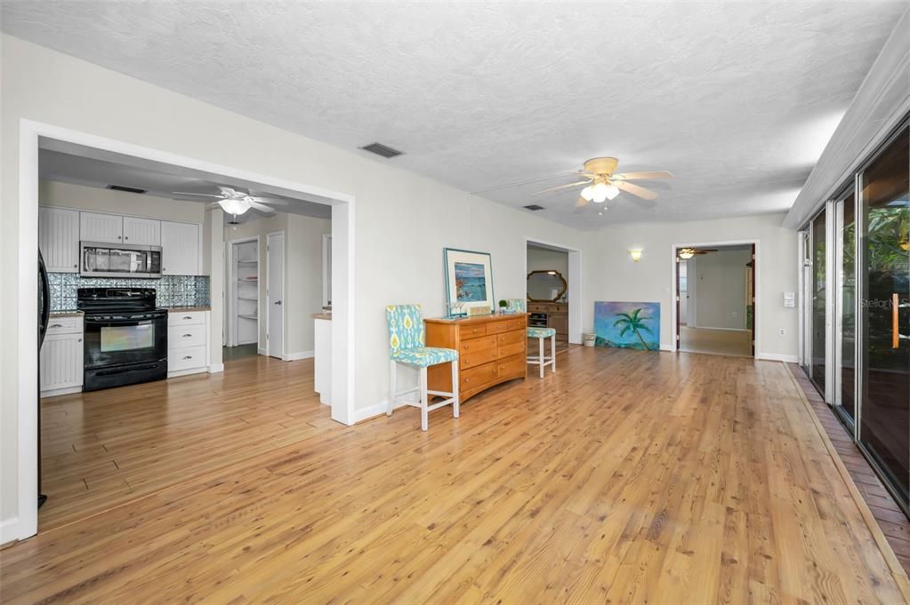 Active With Contract: $335,000 (2 beds, 2 baths, 1347 Square Feet)