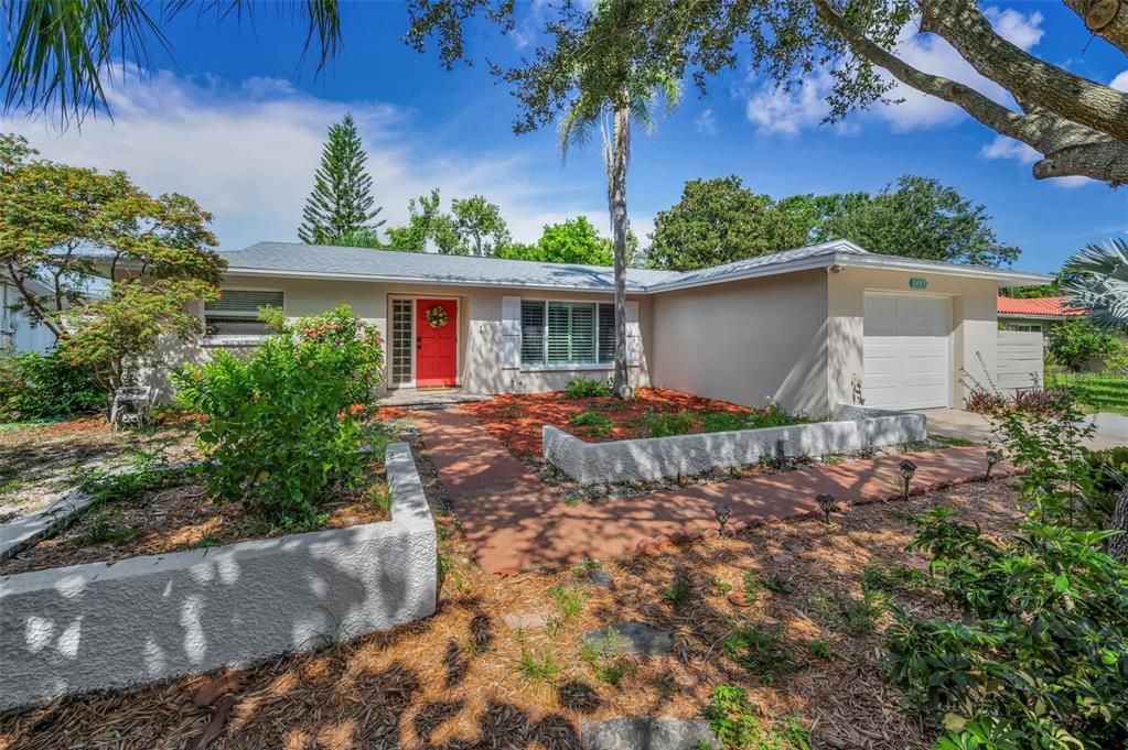 Active With Contract: $335,000 (2 beds, 2 baths, 1347 Square Feet)