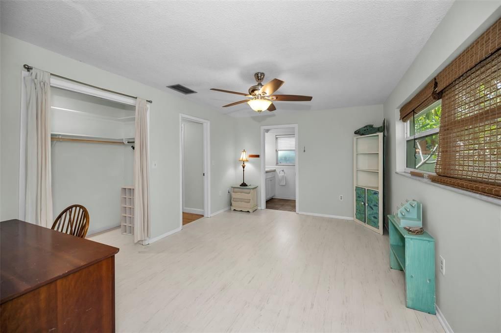 Active With Contract: $335,000 (2 beds, 2 baths, 1347 Square Feet)