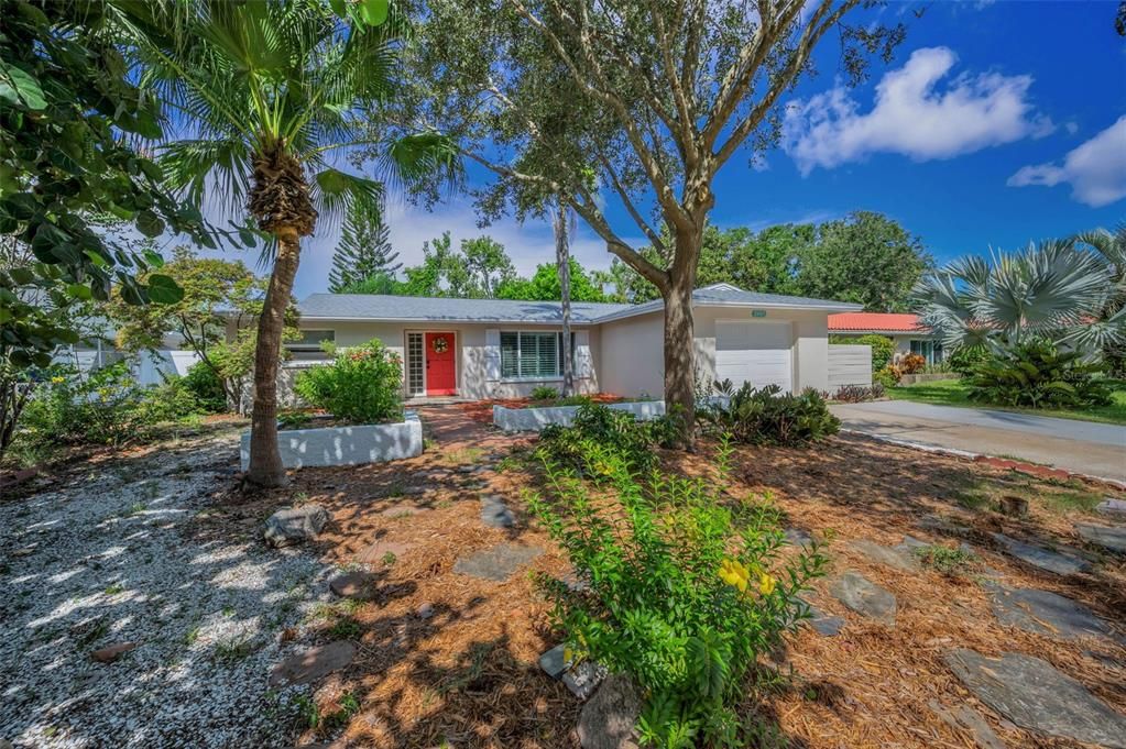 Active With Contract: $335,000 (2 beds, 2 baths, 1347 Square Feet)