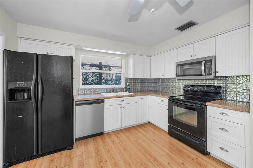 Active With Contract: $335,000 (2 beds, 2 baths, 1347 Square Feet)