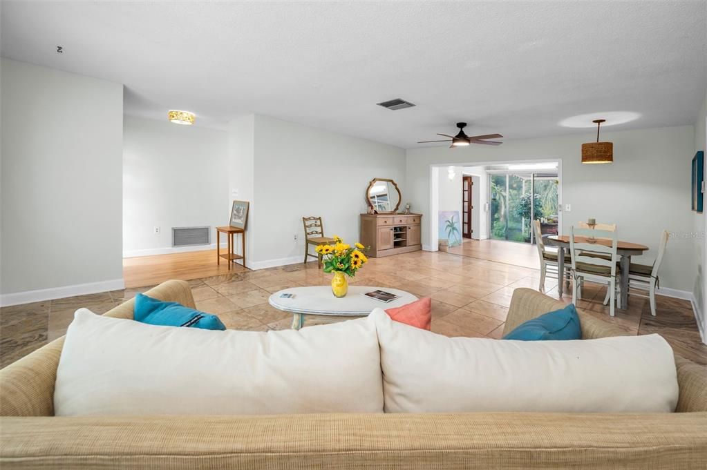 Active With Contract: $335,000 (2 beds, 2 baths, 1347 Square Feet)