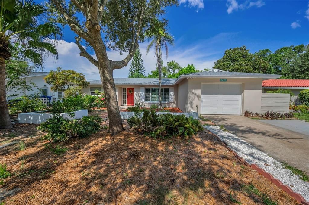 Active With Contract: $335,000 (2 beds, 2 baths, 1347 Square Feet)