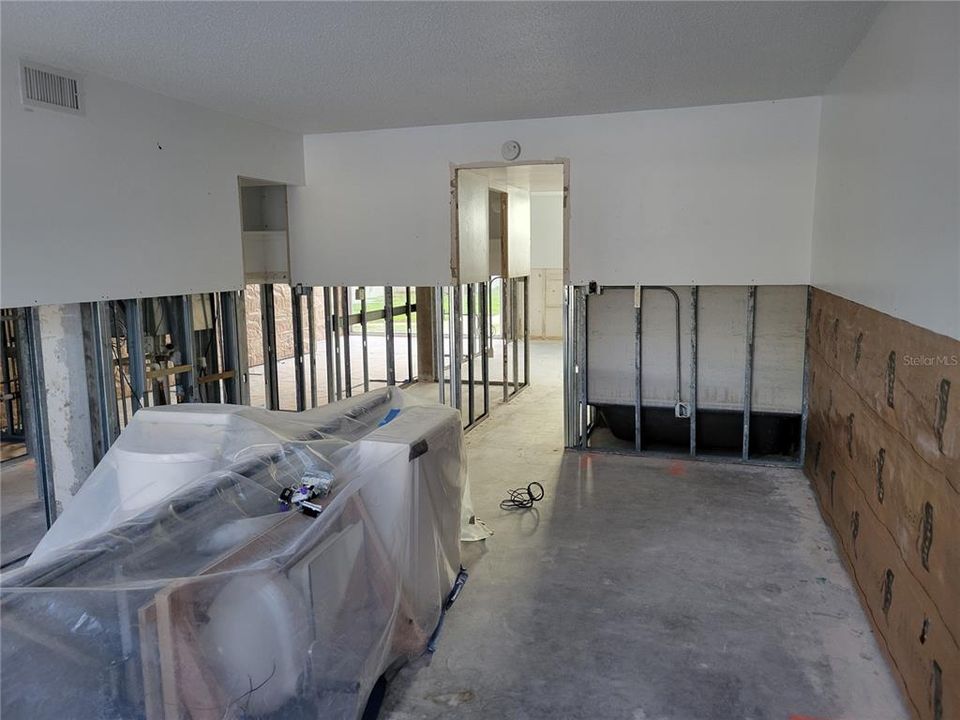 Active With Contract: $90,000 (1 beds, 1 baths, 925 Square Feet)