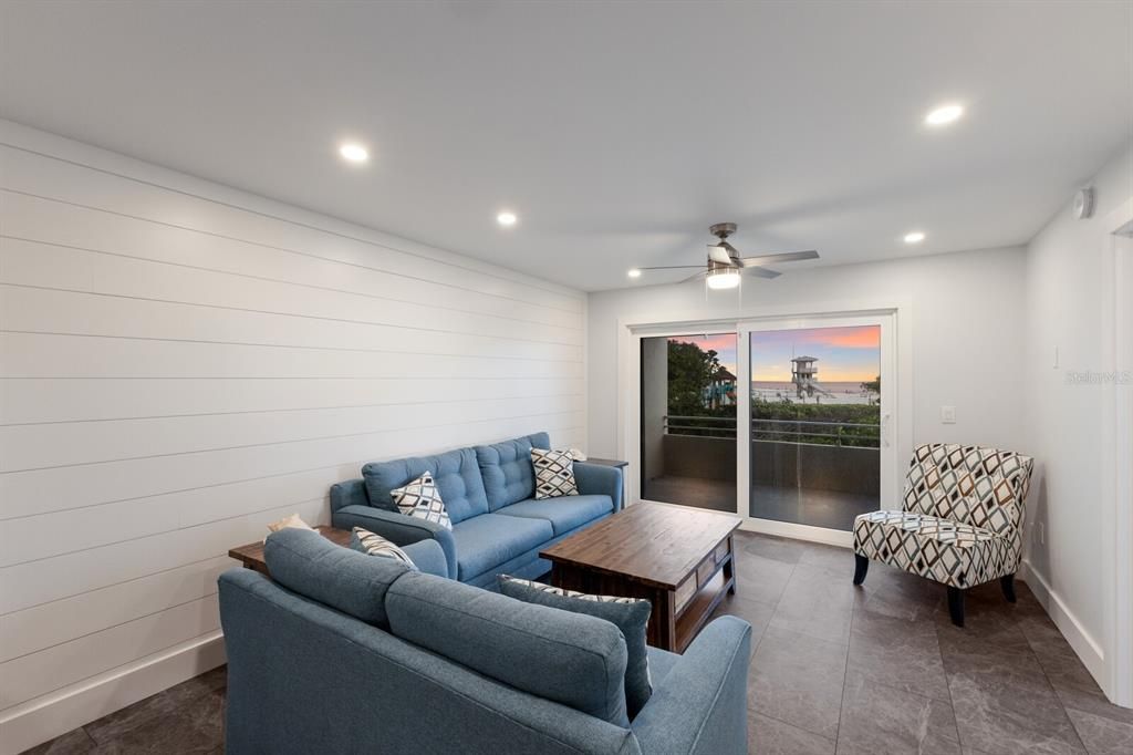 待售: $1,045,000 (2 贝兹, 2 浴室, 1008 平方英尺)