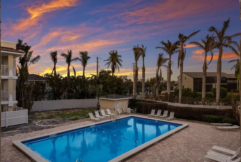 待售: $1,045,000 (2 贝兹, 2 浴室, 1008 平方英尺)