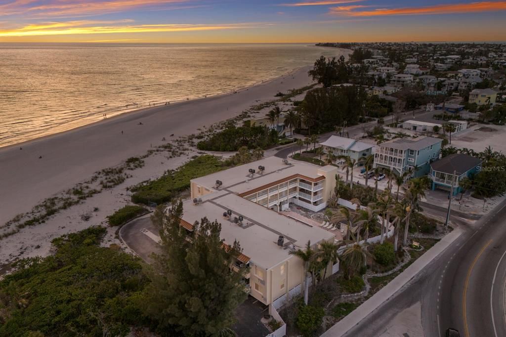 待售: $1,045,000 (2 贝兹, 2 浴室, 1008 平方英尺)