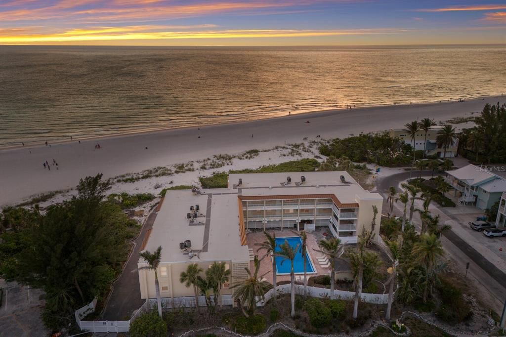 待售: $1,045,000 (2 贝兹, 2 浴室, 1008 平方英尺)