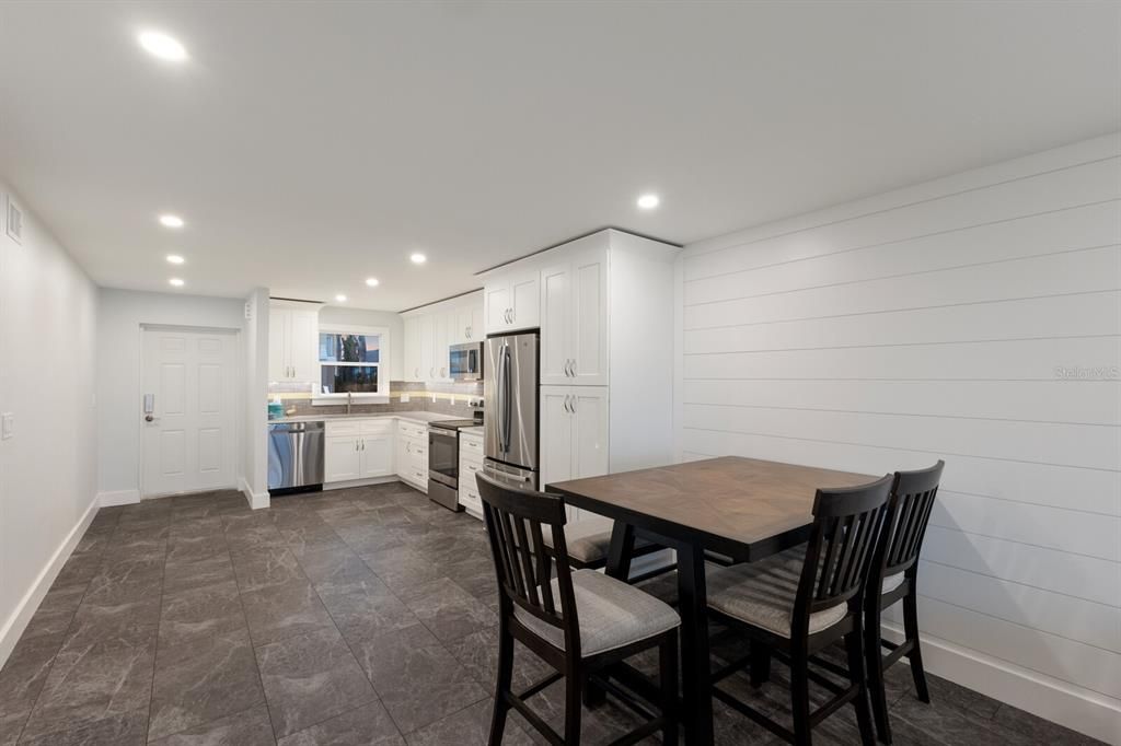 待售: $1,045,000 (2 贝兹, 2 浴室, 1008 平方英尺)