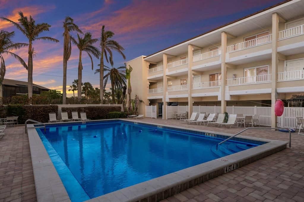 待售: $1,045,000 (2 贝兹, 2 浴室, 1008 平方英尺)