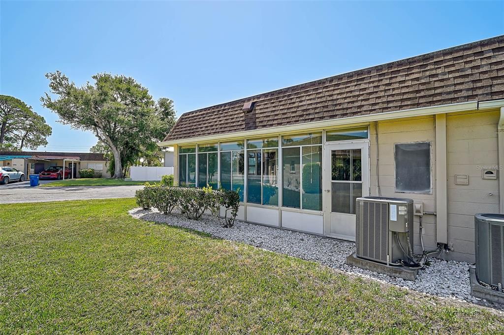 For Sale: $144,400 (2 beds, 2 baths, 1044 Square Feet)