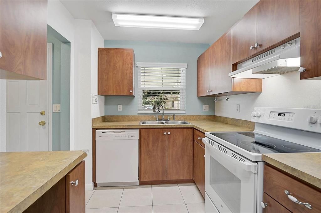 For Sale: $144,400 (2 beds, 2 baths, 1044 Square Feet)
