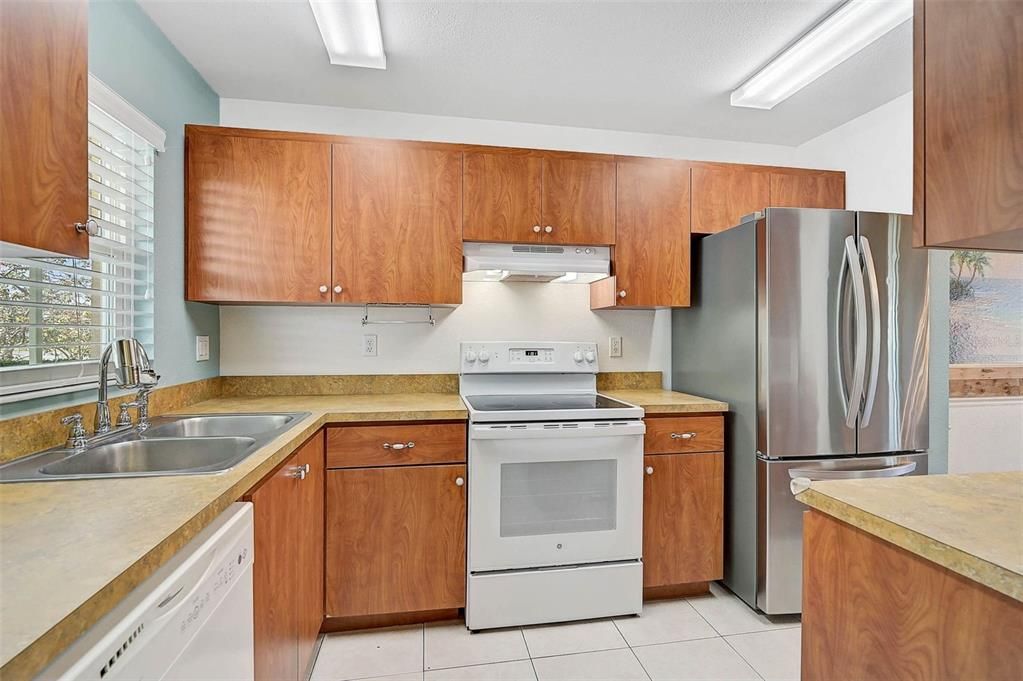 For Sale: $144,400 (2 beds, 2 baths, 1044 Square Feet)