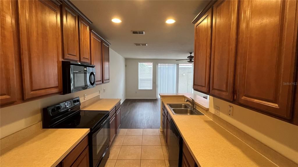 Activo con contrato: $289,000 (3 camas, 2 baños, 1540 Pies cuadrados)