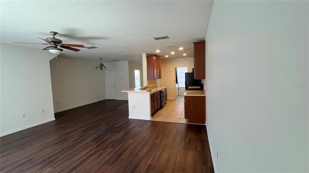 Activo con contrato: $289,000 (3 camas, 2 baños, 1540 Pies cuadrados)