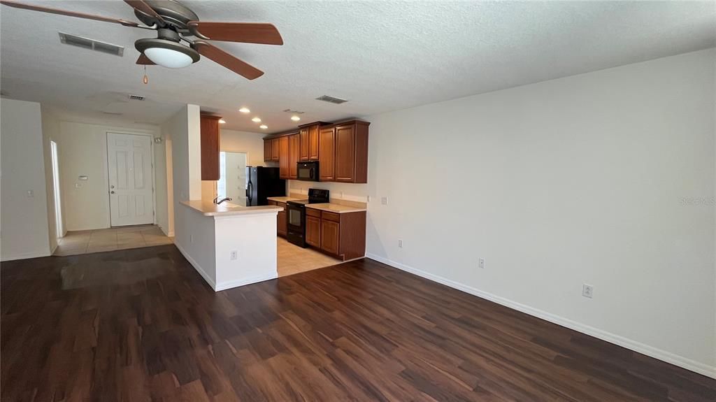 Activo con contrato: $289,000 (3 camas, 2 baños, 1540 Pies cuadrados)