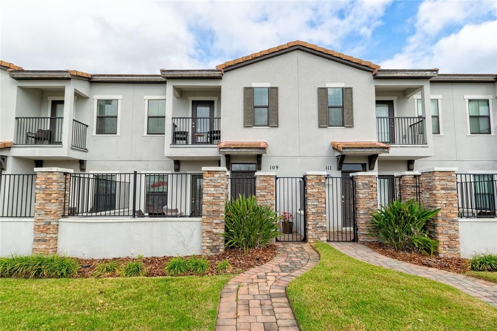 合同活跃: $218,900 (2 贝兹, 2 浴室, 1464 平方英尺)