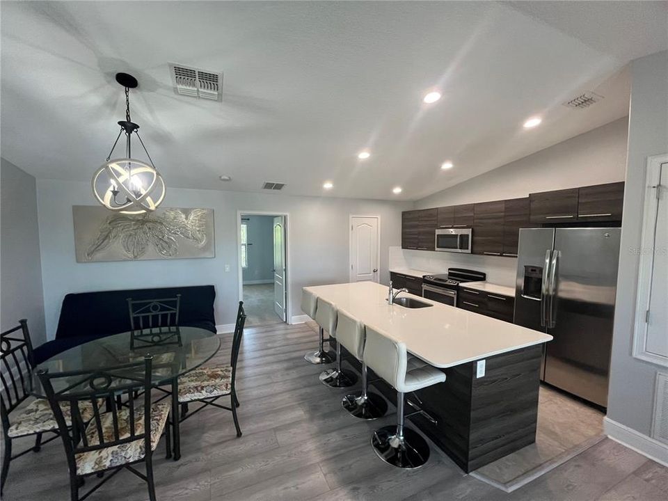 合同活跃: $218,900 (2 贝兹, 2 浴室, 1464 平方英尺)