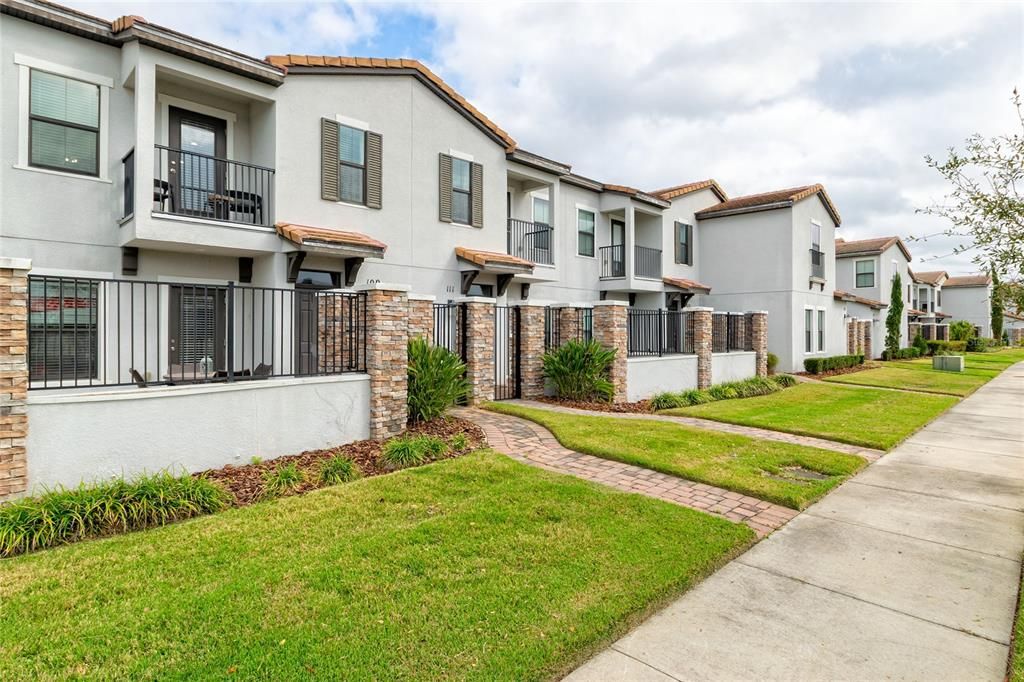 合同活跃: $218,900 (2 贝兹, 2 浴室, 1464 平方英尺)