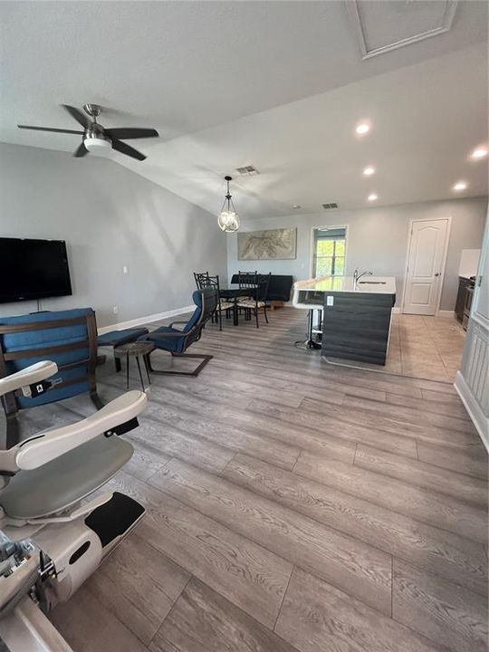 合同活跃: $218,900 (2 贝兹, 2 浴室, 1464 平方英尺)