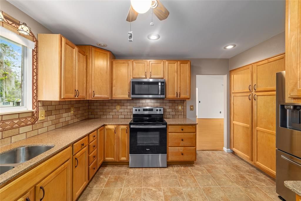 For Sale: $230,000 (3 beds, 2 baths, 1528 Square Feet)