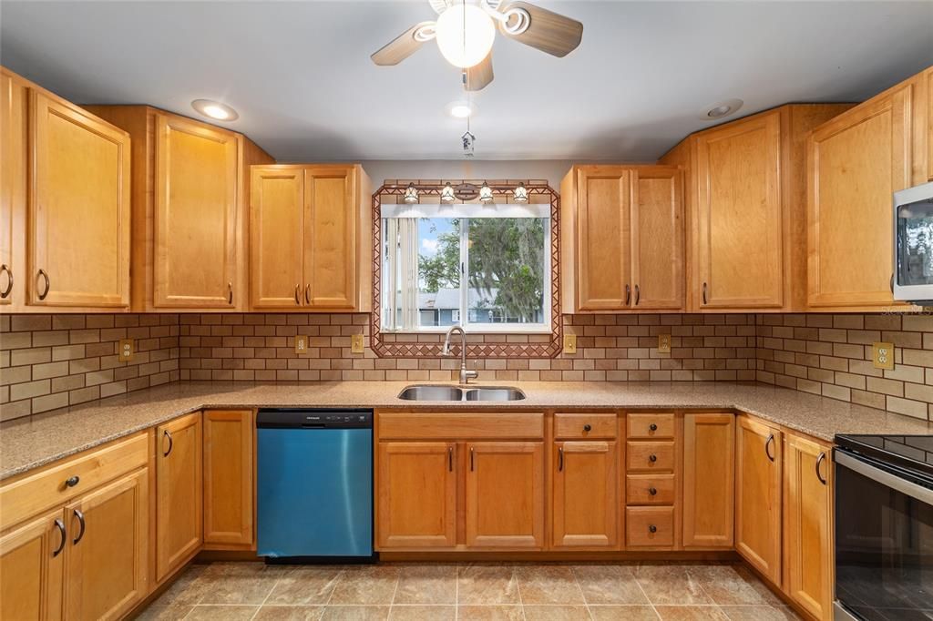 For Sale: $230,000 (3 beds, 2 baths, 1528 Square Feet)