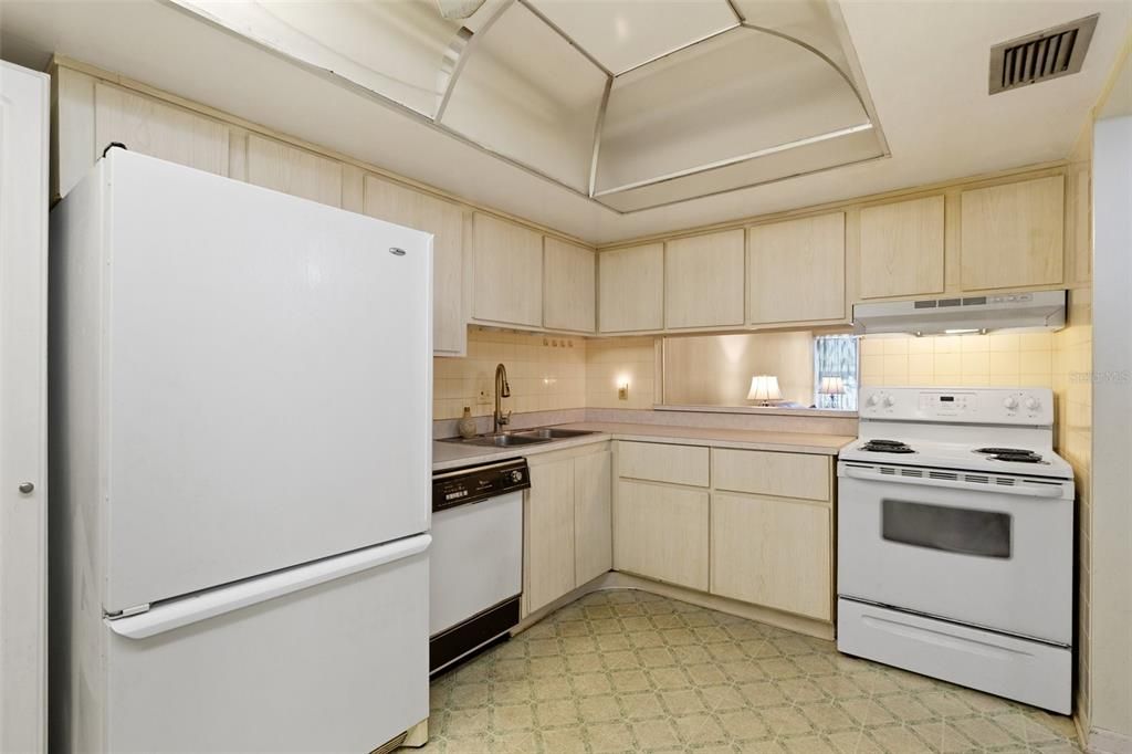 合同活跃: $175,000 (2 贝兹, 2 浴室, 1145 平方英尺)