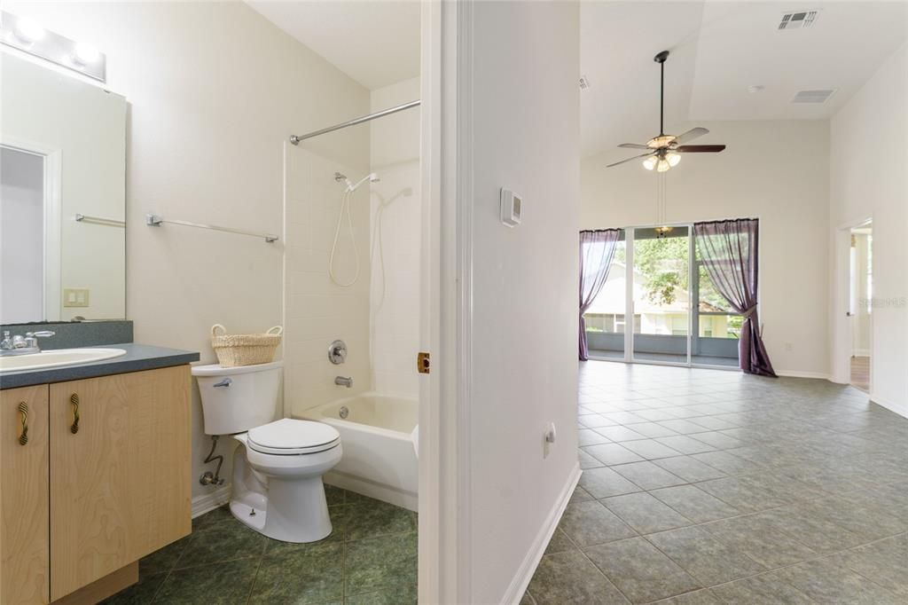 合同活跃: $350,000 (2 贝兹, 2 浴室, 1553 平方英尺)