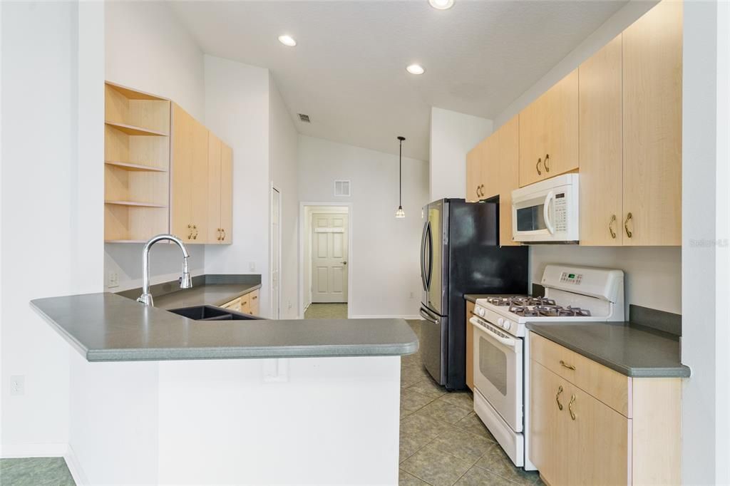 合同活跃: $350,000 (2 贝兹, 2 浴室, 1553 平方英尺)