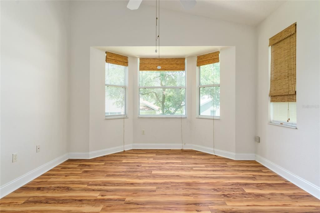 合同活跃: $350,000 (2 贝兹, 2 浴室, 1553 平方英尺)