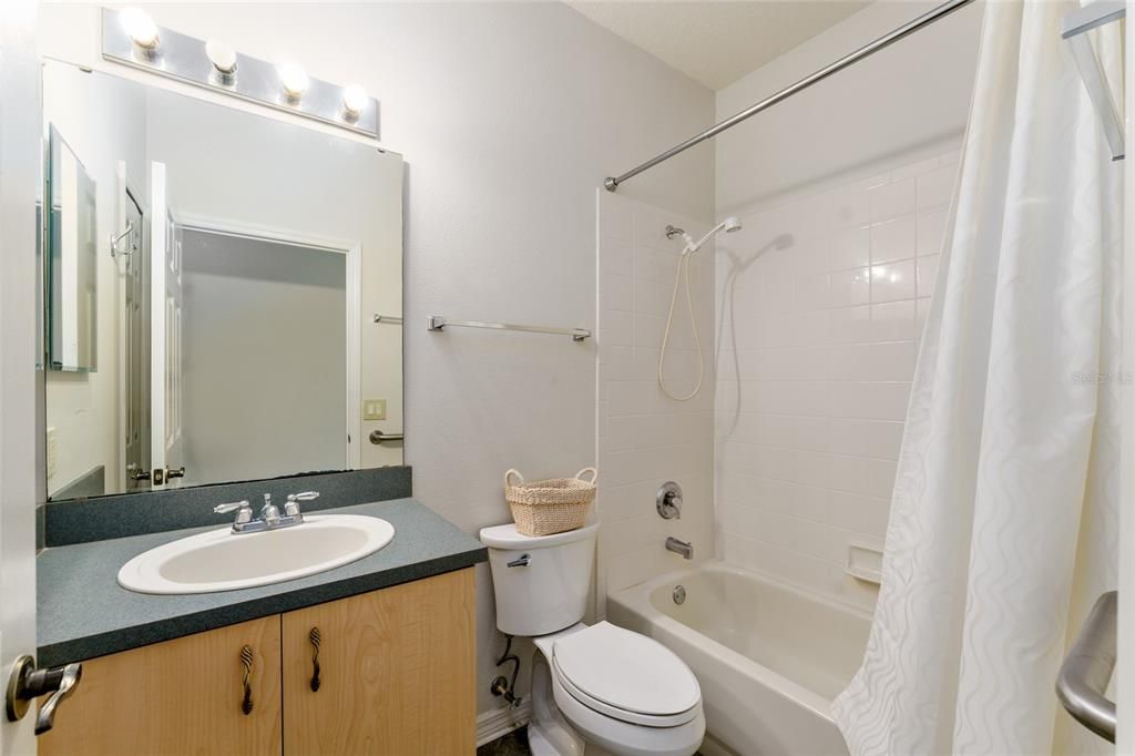 合同活跃: $350,000 (2 贝兹, 2 浴室, 1553 平方英尺)