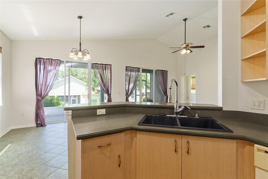 合同活跃: $350,000 (2 贝兹, 2 浴室, 1553 平方英尺)