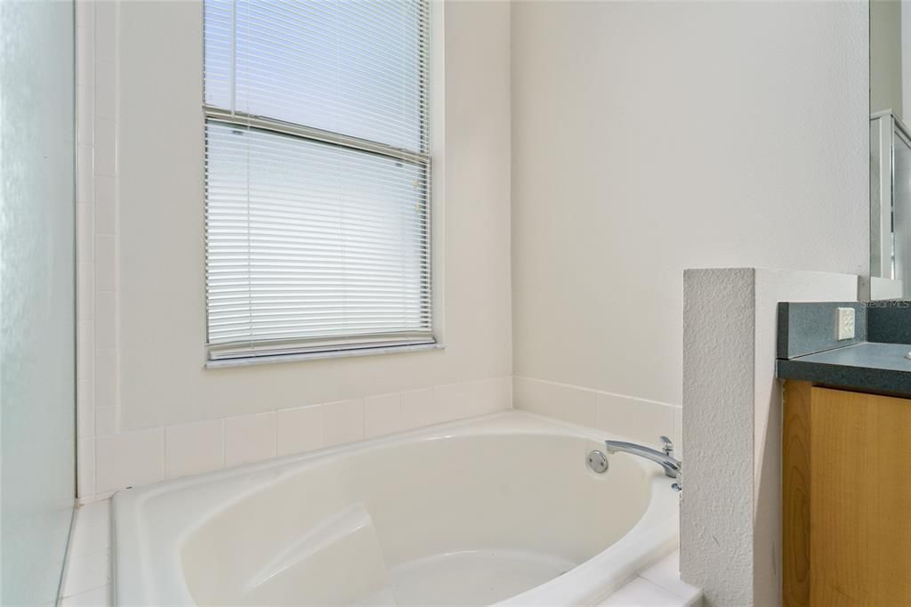 合同活跃: $350,000 (2 贝兹, 2 浴室, 1553 平方英尺)