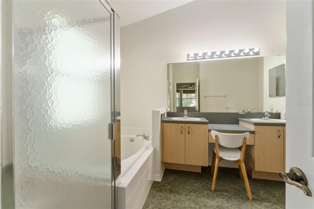 合同活跃: $350,000 (2 贝兹, 2 浴室, 1553 平方英尺)